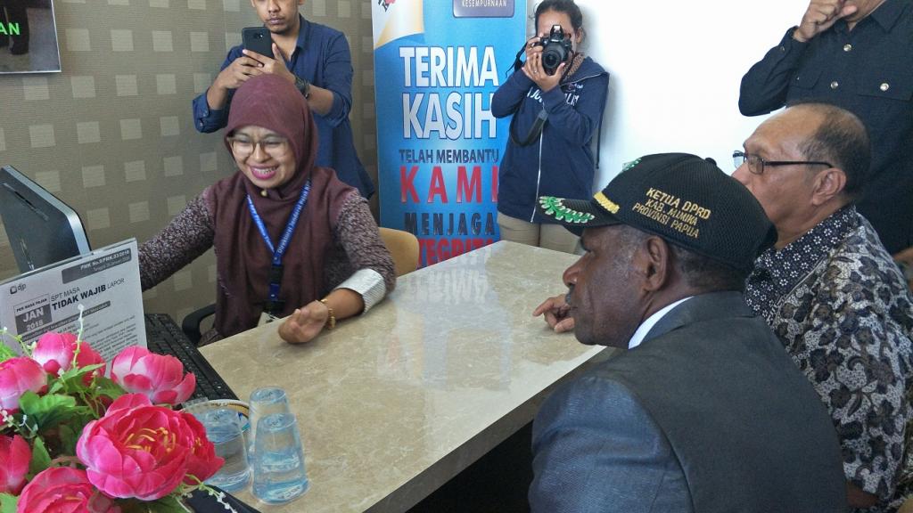 Ketua DPRD Mimika Melaporkan SPT Menggunakan Efiling Didampingi Pegawai KPP Pratama Timika