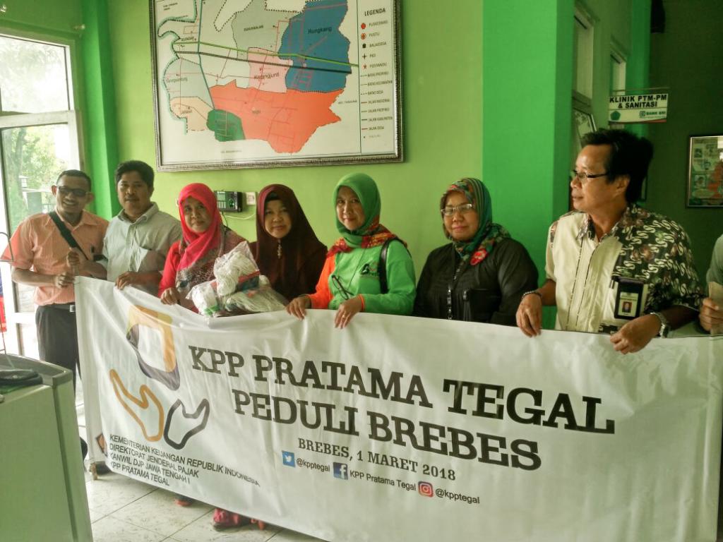 Beberapa perwakilan pegawai KPP Pratama Tegal yang ikut menyalurkan bantuan ke lokasi banjir di Brebes