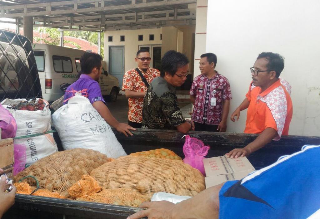 Beberapa bahan pangan yang akan diserahkan kepada korban banjir Brebes