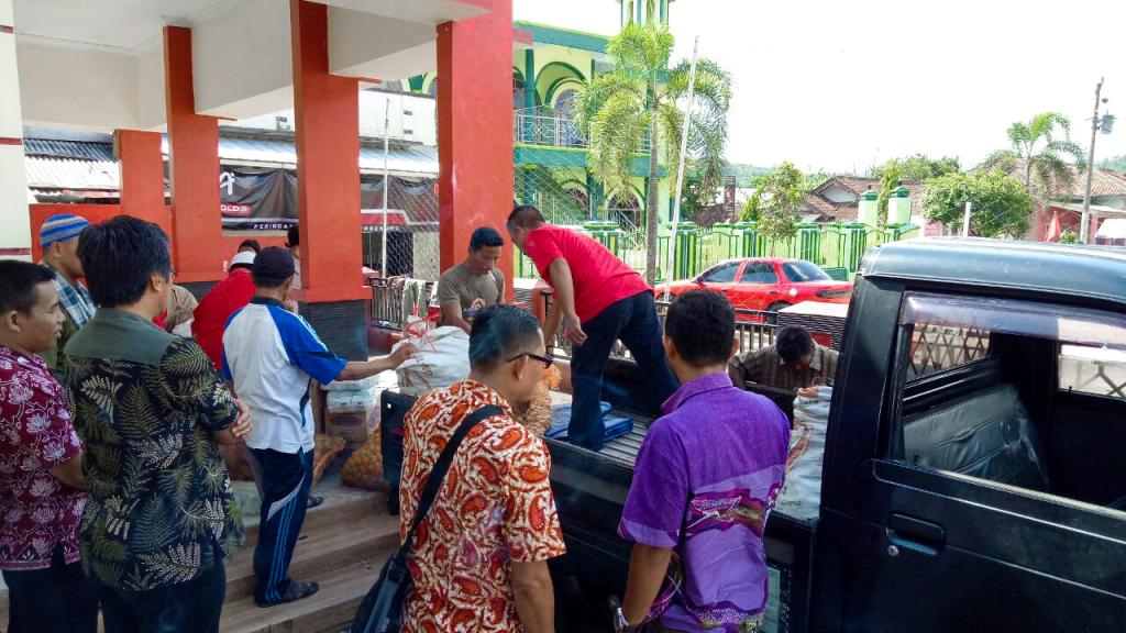 Proses penurunan bantuan yang akan disalurkan kepada korban banjir Brebes