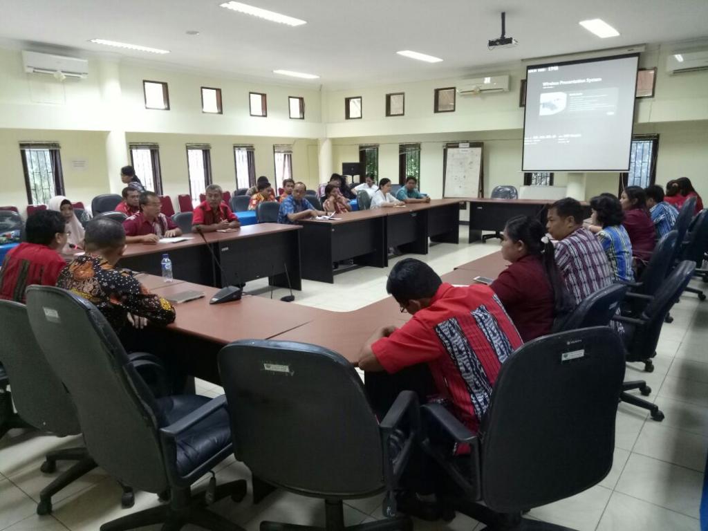 Adhimas selaku penyuluh KP2KP Sendawar menjelaskan materi perpajakan bendahara