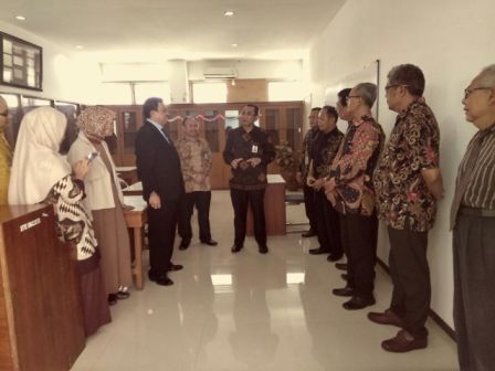 Meninjau ruang Tax Center