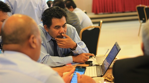 Pejabat Eselon IV Kanwil Ditjen Pajak Kaltimra mencoba aplikasi demo e-LHKPN