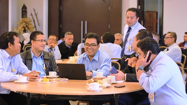 Kasubbag Kepegawaian Kanwil Ditjen Pajak Kaltimra, Rakhmat Hidayat, memandu pengisian e-LHKPN melalui aplikasi demo