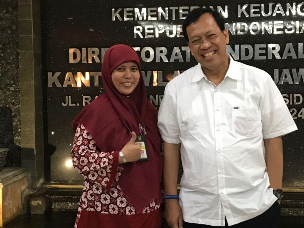 Daru Kuswardani berfoto bersama Dirjen Pajak