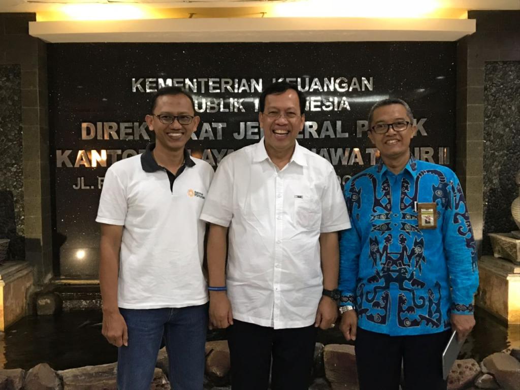 Dwi Budi Lestariyanto dan Karyono berfoto bersama Dirjen Pajak