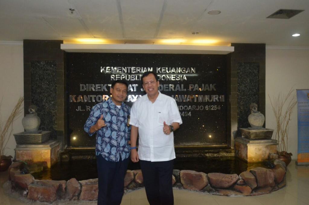 Edi Utomo berfoto bersama Dirjen Pajak