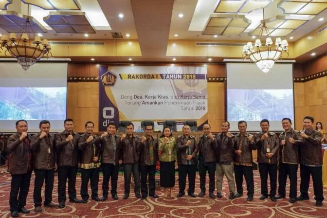 Kakanwil bersama para Pejabat Eselon 3 berfoto usai Rakorda