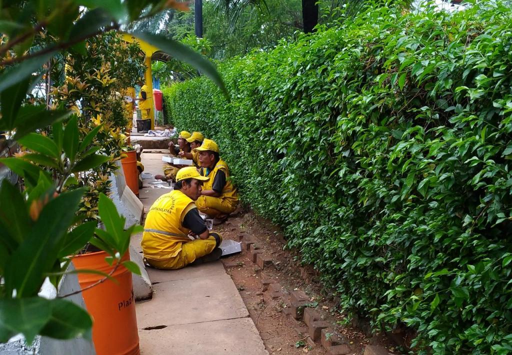 Para buruh di depan Plaza Kalibata sedang menikmati nasi kotak yang dibagikan