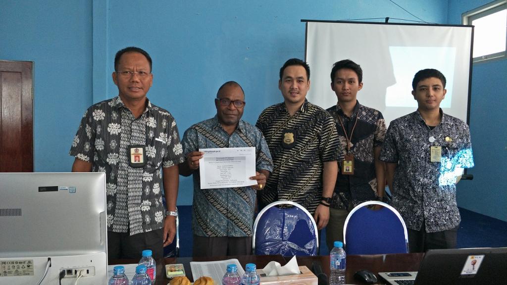 Pegawai KPP Pratama Timika Memberikan Bukti Penerimaan Elektronik Secara Simbolis kepada Manager Area PLN Timika