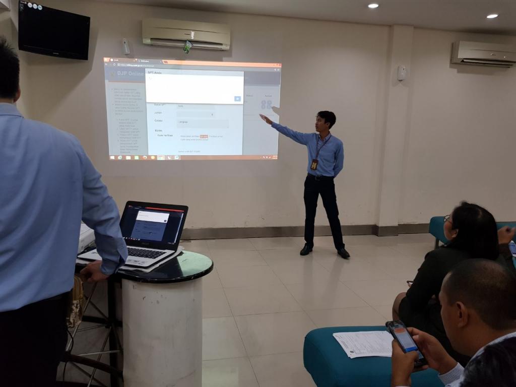 Pegawai KPP Pratama Timika Memberikan Materi Efiling