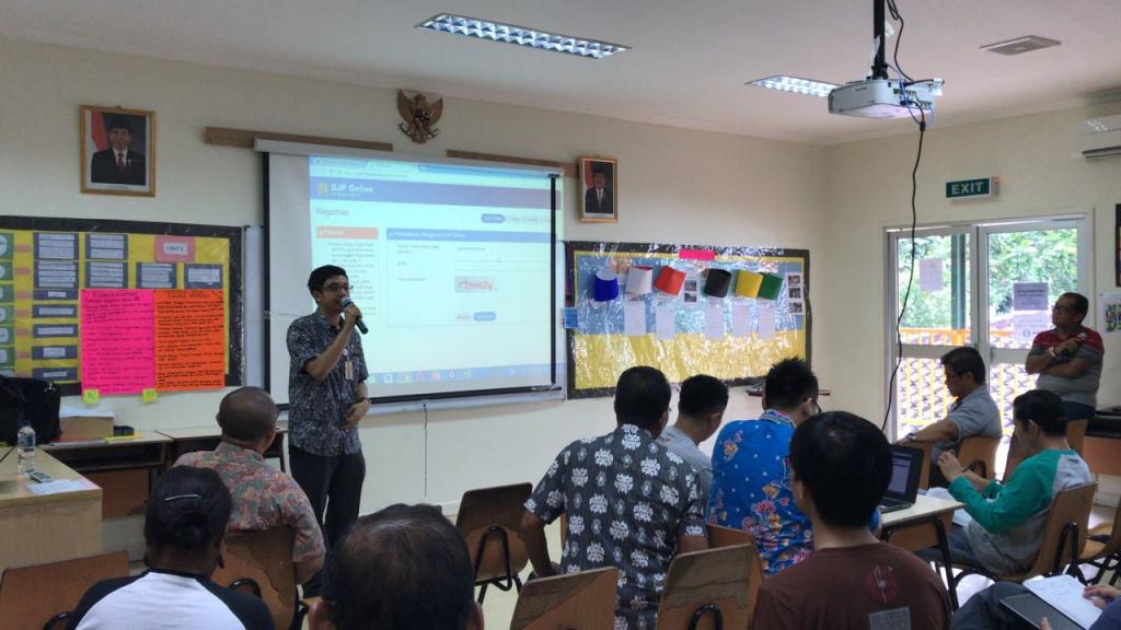 Pegawai KPP Pratama Timika menjelaskan mengenai cara pelaporan SPT secara online