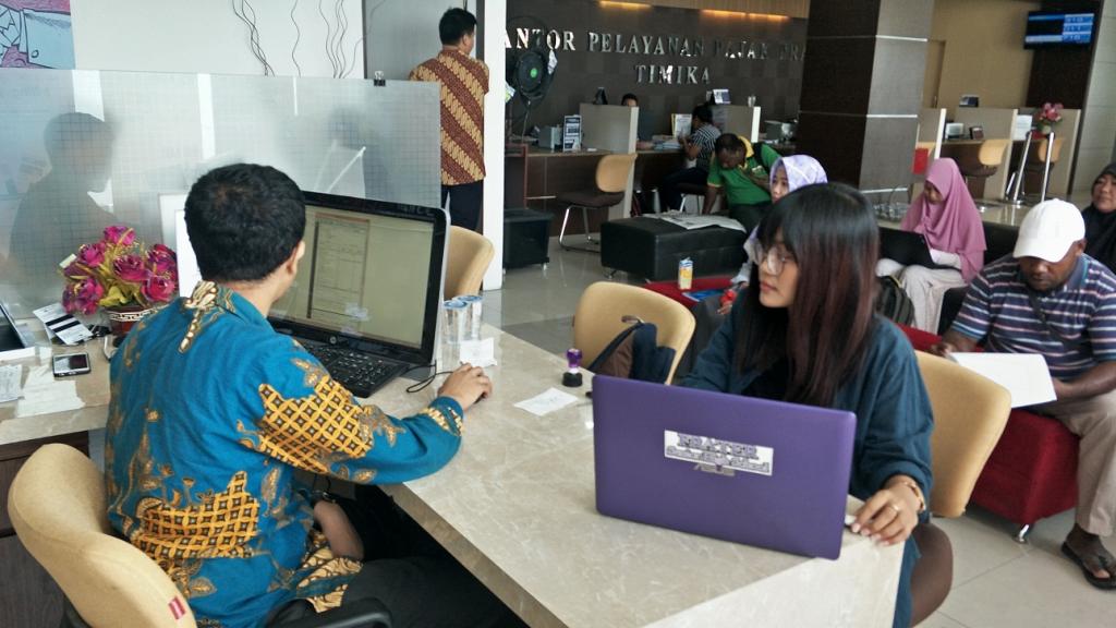 Pegawai Kantor Pajak Timika membantu cara melaporkan dengan e-SPT