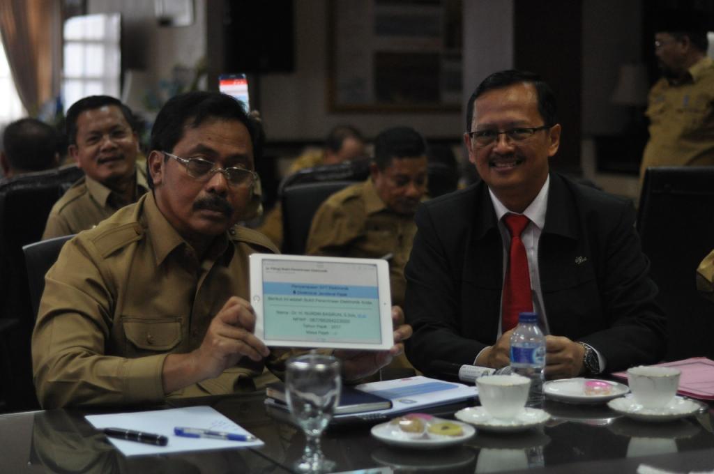 Gubernur bersama Kepala Kantor KPP Tanjungpinang Dadang Karna Permana menunjukkan bukti lapor SPT Tahunan dengan e-filing