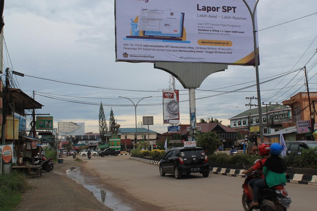 Pemasangan baliho di jalan Trans Kalimantan