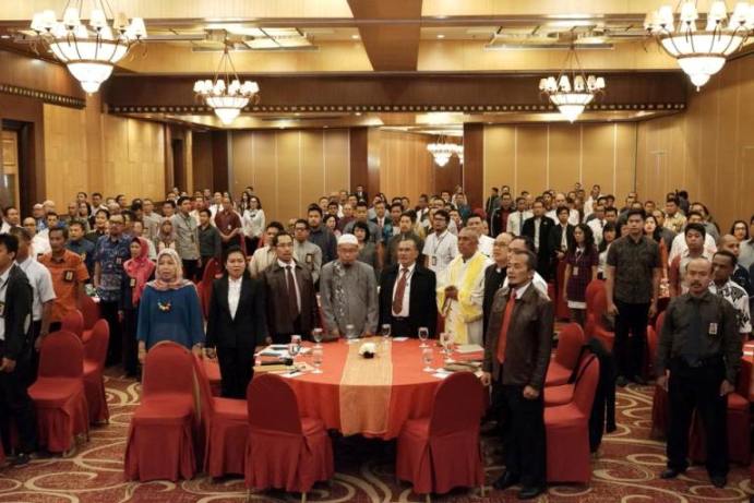 Pembukaan acara dengan menyanyikan lagu Indonesia Raya