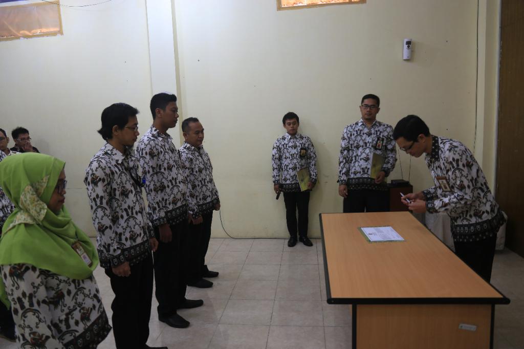 Penandatanganan Pakta Integritas secara simbolis oleh pegawai KPP Pratama Manokwari