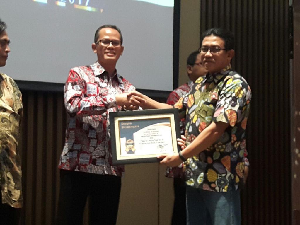 Ardoko Marseno selaku Kepala Seksi Penagihan menerima penghargaan dalam kategori Kepala Seksi Penagihan Tebaik 2017