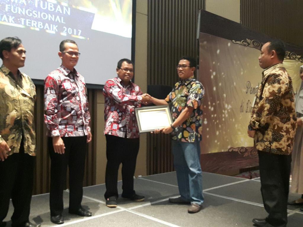 Prasetyo Utomo selaku Juru Sita Pajak menerima penghargaan dalam kategori Juru Sita Pajak Negara dengan Kontribusi Pencairan Tunggakan Pajak Terbaik Tahun 2017