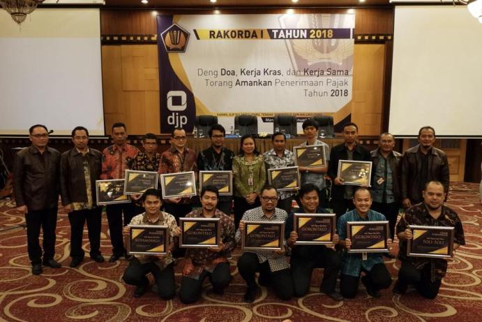 Penghargaan kepada unit berprestasi diwakili pegawai unit