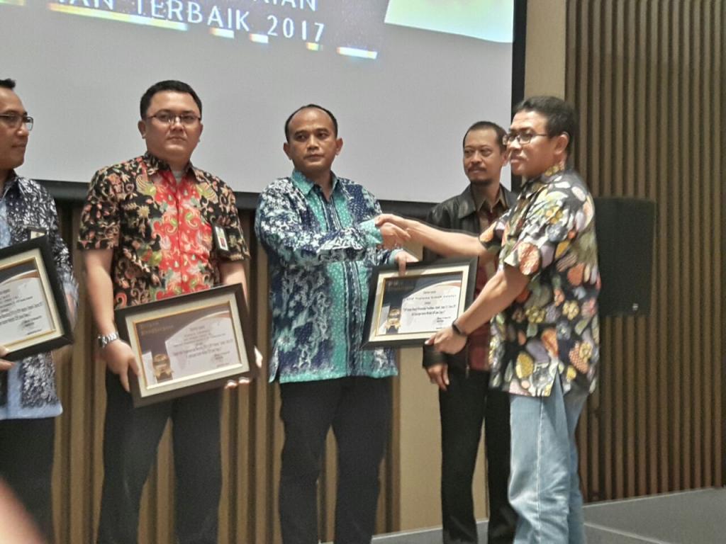 Ismail selaku Plt. Kepala KPP Pratama Gresik Selatan menerima penghargaan sebagai KPP Dengan Pertumbuhan Penerimaan (Tanpa Tax Amnesty) Terbaik 2017