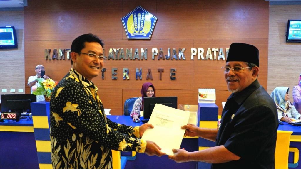 Penyerahan Bukti Penerimaan SPT Tahunan oleh Kepala KPP