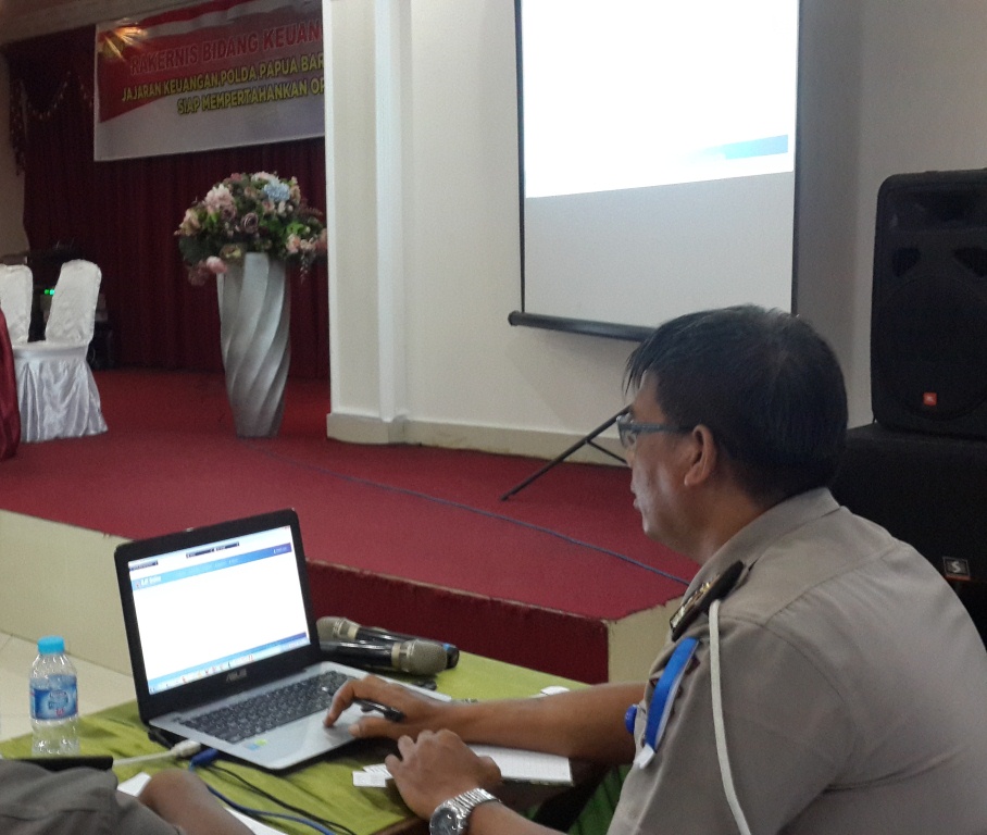 Peserta kegiatan mengisi laporan SPT secara ef-iling