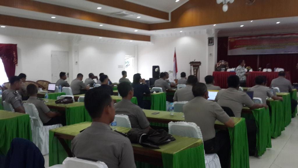 Peserta kegiatan menyimak penjelasan materi e-filing