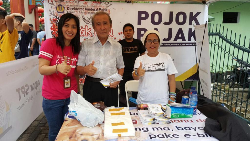Petugas Pojok Pajak Berfoto Bersama WP yang Berkonsultasi Pajak