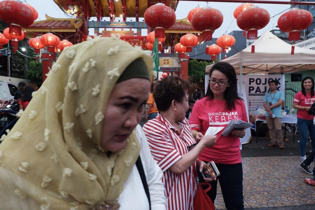 Petugas Pojok Pajak Membagikan Leaflet eFiling dan eBiling kepada Para Pengujung Festival Cap Go Meh