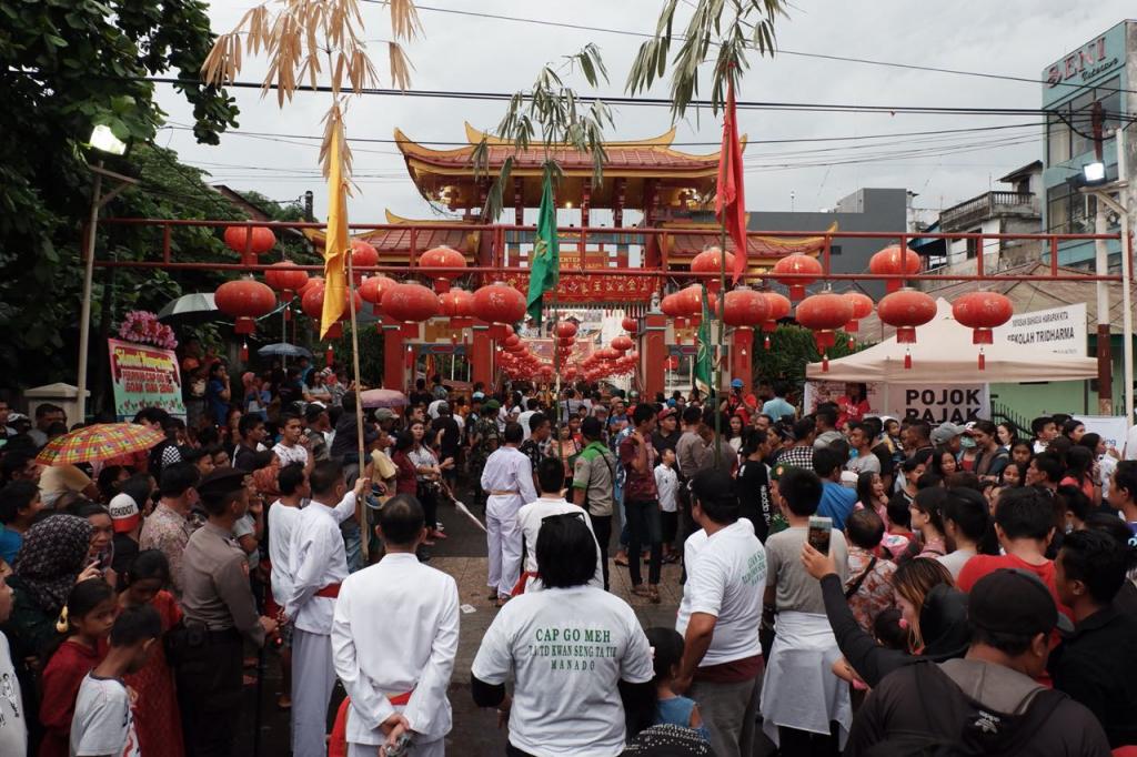 Pojok Pajak Kanwil DJP Sulutenggomalut di Festival Cap Go Meh Manado