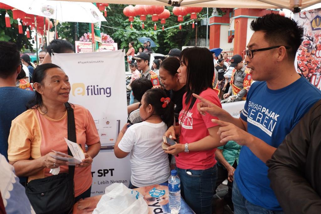 Pengunjung Festival Cap Go Meh Konsultasi Pajak