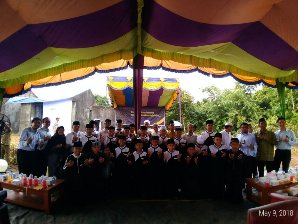 Foto bersama pengurus dan anak-anak rumah tahfizh.