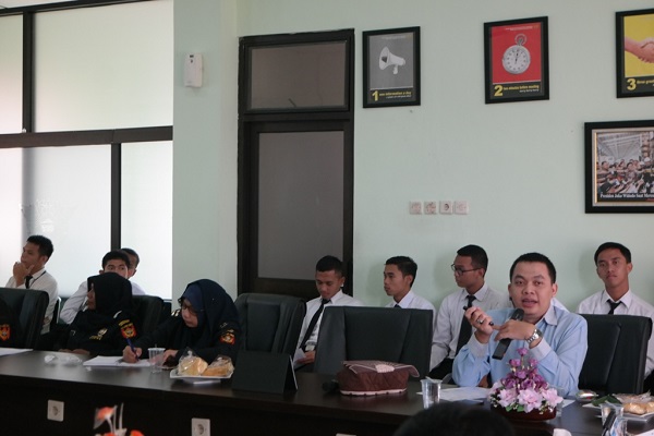 Heru Nugroho AR Seksi Ekstensifikasi dan Penyuluhan memaparkan materi sosialisasi kepada pegawai KPPBC Purwokerto