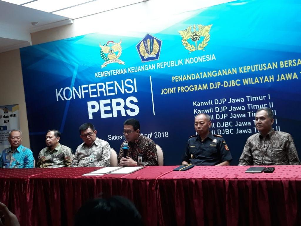 Dari kiri Agus Hermawan kakanwil DJBC Jatim I,Estu Budiarto Kakanwil DJP Jatim I,Nirwala Dwi Heryanto Direktur audit kepabeanan dan cukai, Neilmaldrin Noor kakanwil DJP Jatim II, Muhammad Purwantoro Kakanwil DJBC Jatim I,Rudy Gunawan Bastari Kakanwil DJP Jatim III