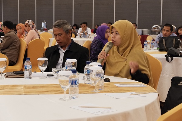 Salah satu peserta mengajukan pertanyaan tentang implementasi pembelajaran kesadaran pajak