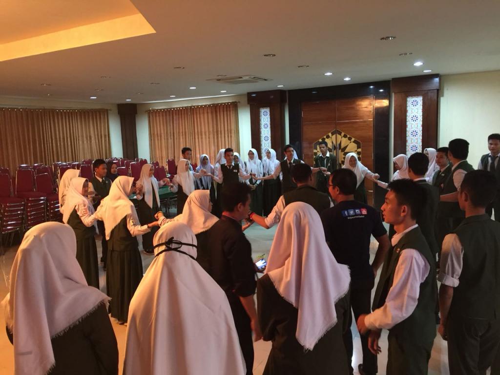 Keceriaan siswa mengikuti Game Pajak di SMA Life Skill Teknologi Informasi IGM.