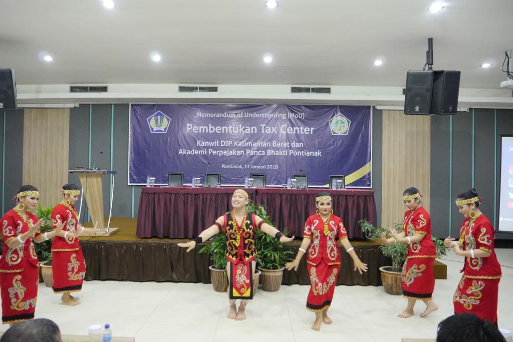 Mahasiswa Akademi Perpajakan Panca Bhakti Pontianak menyambut para undangan dengan Tarian Pembuka Acara