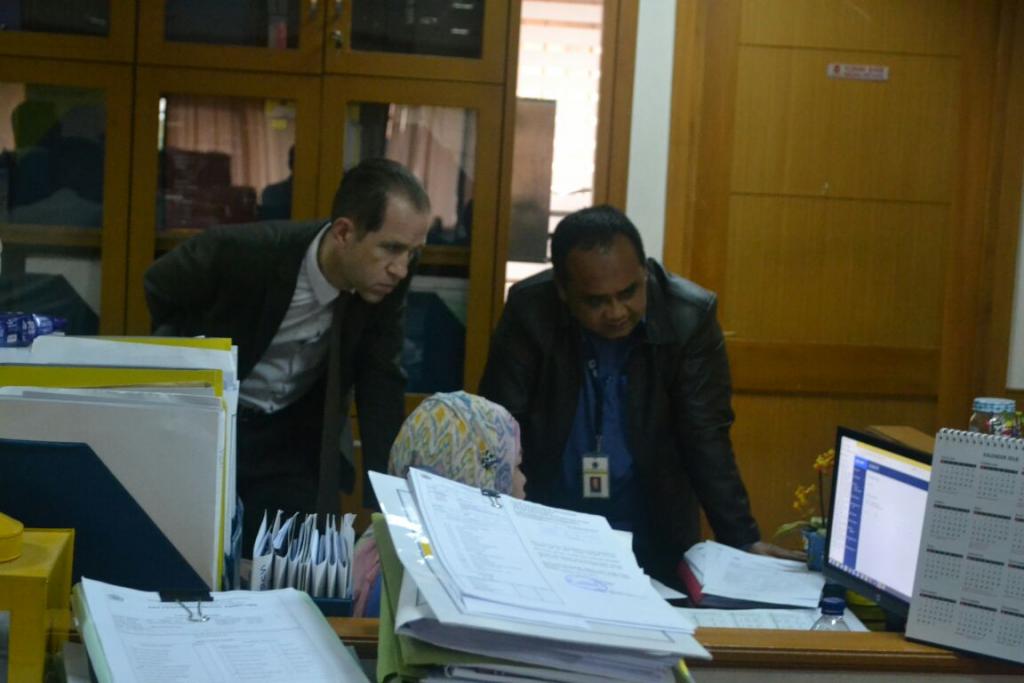 Tim otoritas pajak Perancis mengamati pengawasan atas wajib pajak