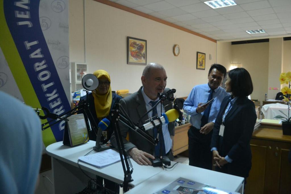 Tim otoritas pajak Perancis menyapa pendengar melalui siaran radio 058fm