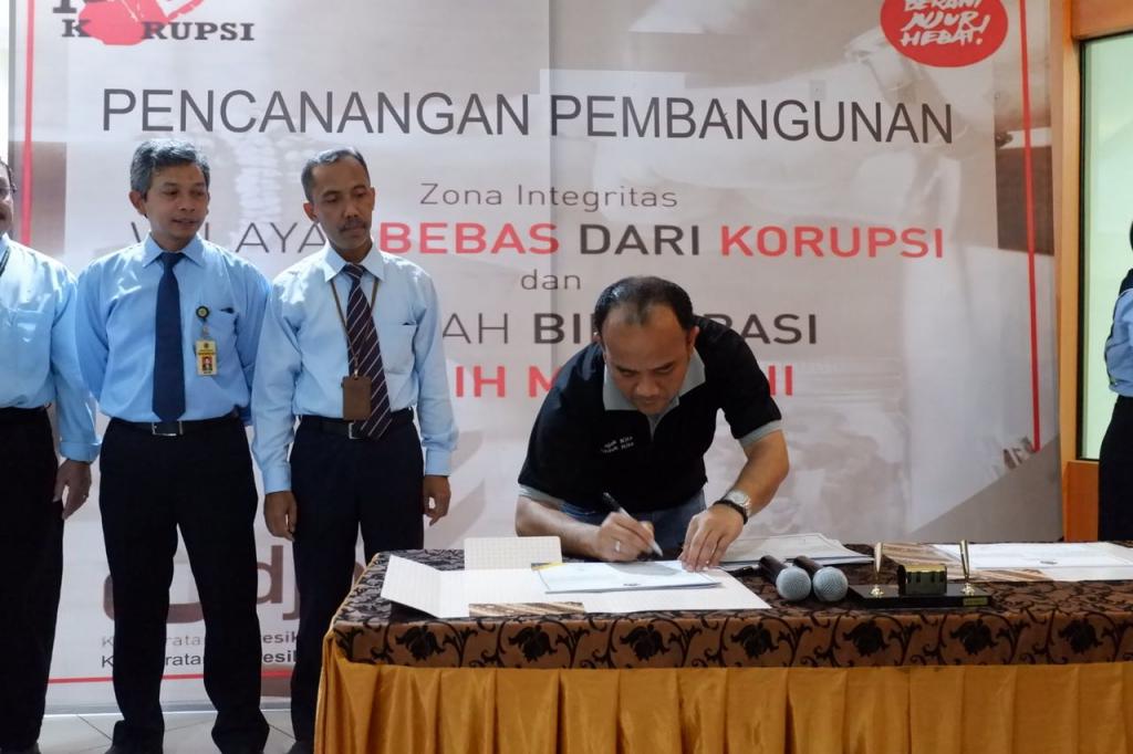 Penandatanganan Zona Integritas oleh Plt. Kepala Kantor, Ismail