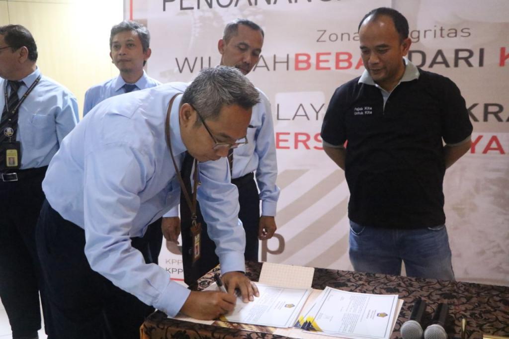 Penandatanganan Zona Integritas oleh salah satu Pejabat Eselon IV