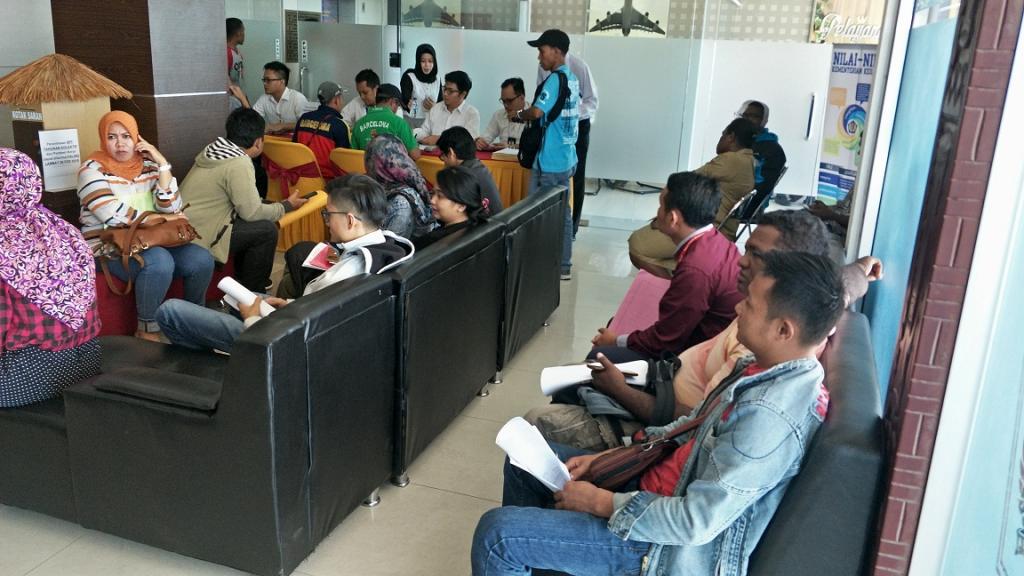 Wajib pajak mengantri pelaporan SPT