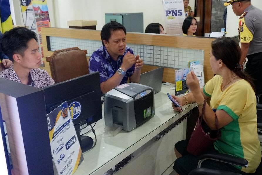 Wajib Pajak mengunjungi Loket Pajak di Mal Pelayanan Publik Kota Tomohon