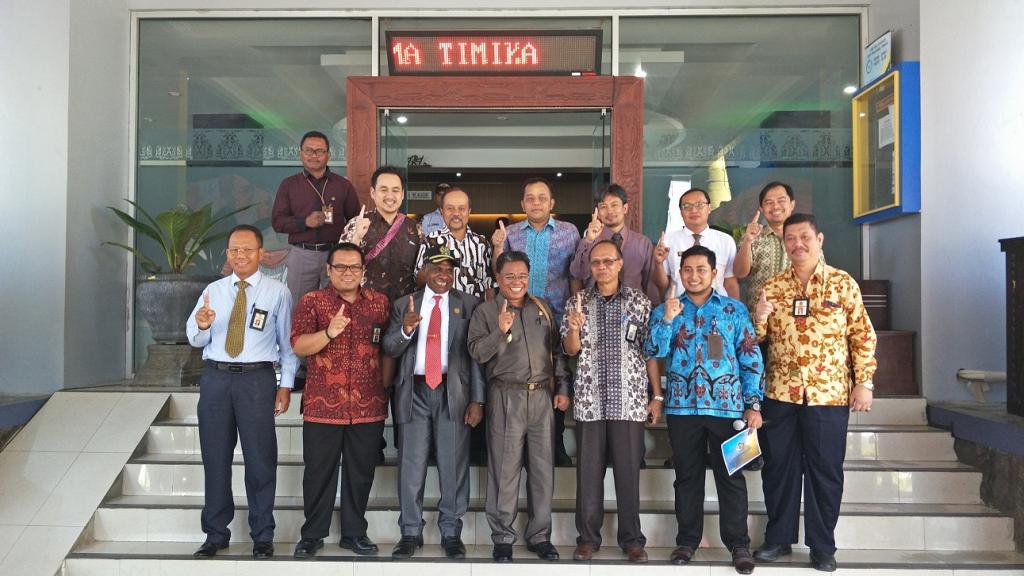 Wakil Bupati Mimika, Ketua DPRD Mimika, dan Pegawai KPP Pratama Timika Mengabadikan Foto Bersama
