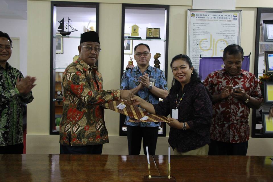 Walikota Tidore Kepulauan dan Kakanwil DJP Sulutenggomalut melakukan jabat tangan setelan penandatanganan PKS
