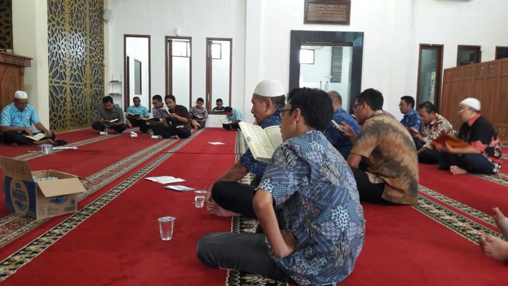 Jamaah masjid tilawah bersama.