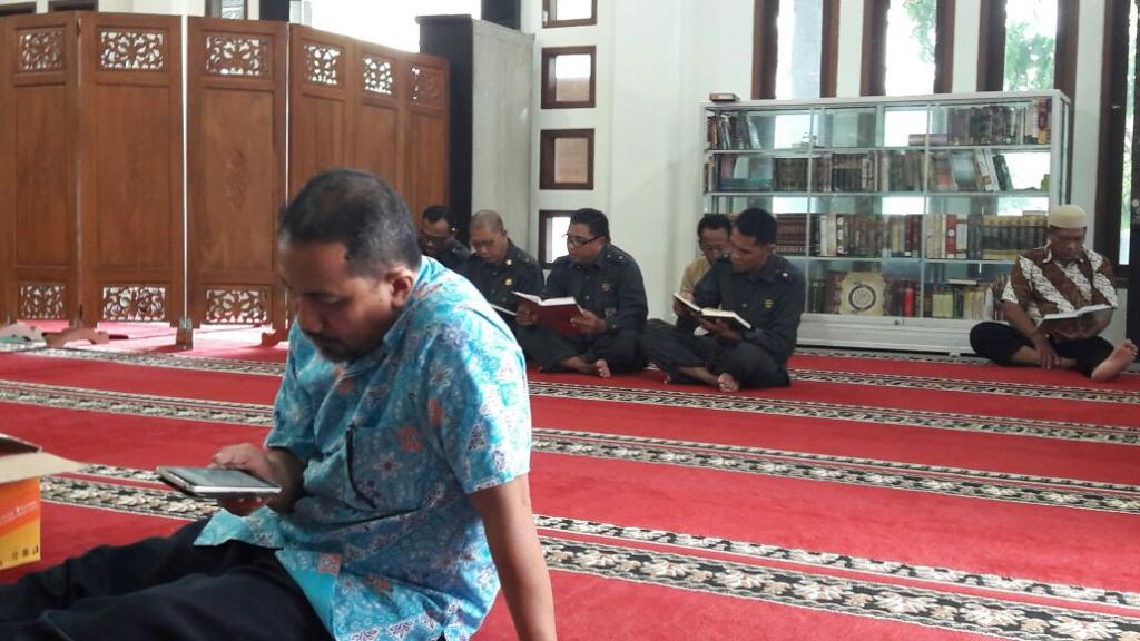 Jamaah masjid tilawah bersama.