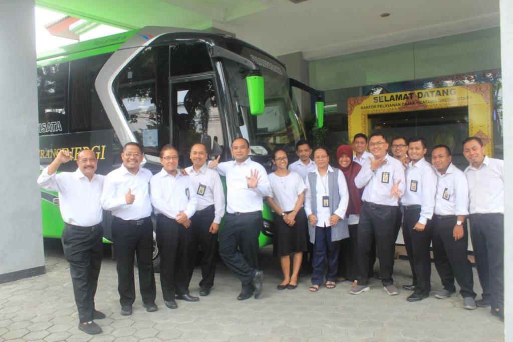 Para pemilik bis patungan pegawai.