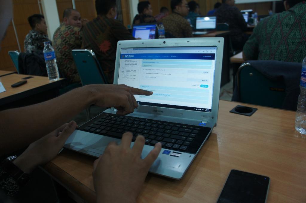 Tim pemateri dari KPP Pratama Pontianak menyampaikan materi tentang pengisian SPT Tahunan PPh OP melalui e-filing dan pembuatan bukti potong 1721-A1